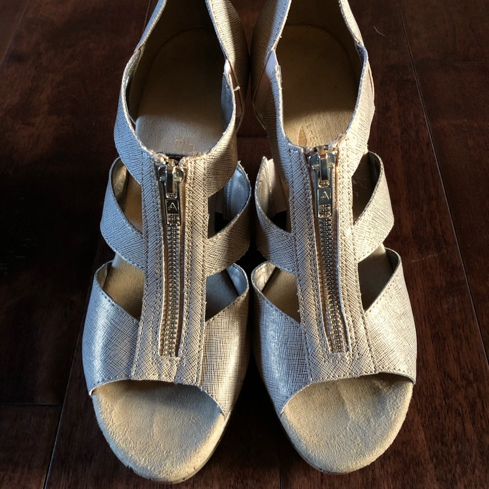 Gold wedges